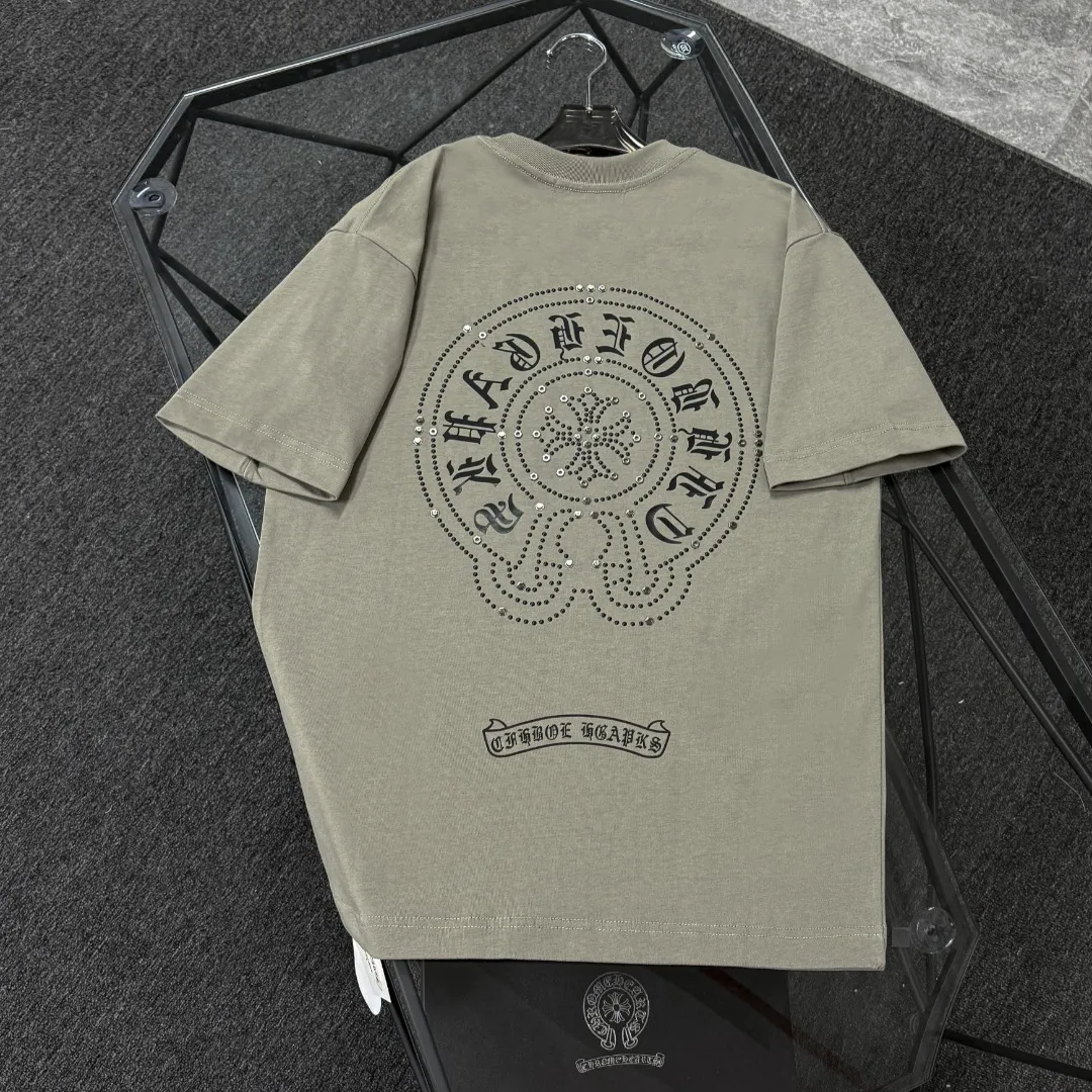 P190 Chrome Hearts 25 high-end versions. The fabric is made of 300 grams of high-density pure cotton. It does not deform or shrink. It has three labels. It is the same style for men and women. Technology: imported hot diamond. Color: white, black, dark green. SIZE: S-XL